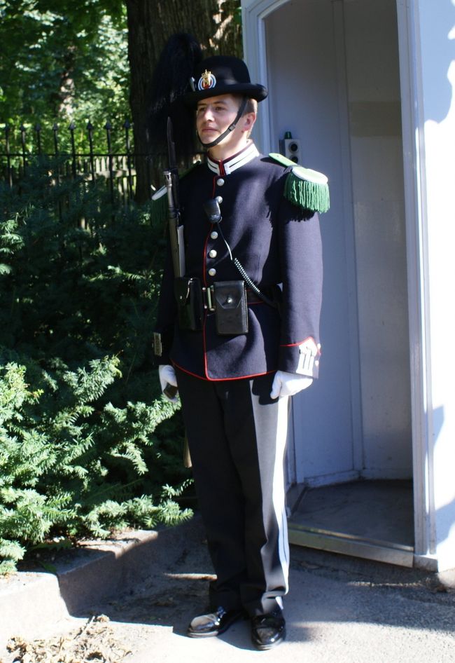 王宮の正門ではないけれど、ここから入っていいのかどうか迷っていたら、衛兵が見えた。<br />女の子が話しかけていたので、道を聞こうと近くに寄ると・・・女の子が後ろに下がるではありませんか！<br /><br />彼女は衛兵さんのガールフレンド？<br />真っ赤に日に焼けた笑顔の可愛い彼女。<br /><br />王宮に行けるか確認すると、大丈夫とのこと。<br />お礼を言って彼女にも「バイバイ〜！」と手を振って別れる。<br />19歳の好青年だもの、彼女がいても不思議ではないでしょう。<br /><br />写真を撮る時は背筋をピンと伸ばして、笑顔から衛兵の顔になりました。<br /><br />衛兵さんと話したのは初めて！　とても親切でした。<br />オスロでの心に残る思い出です。