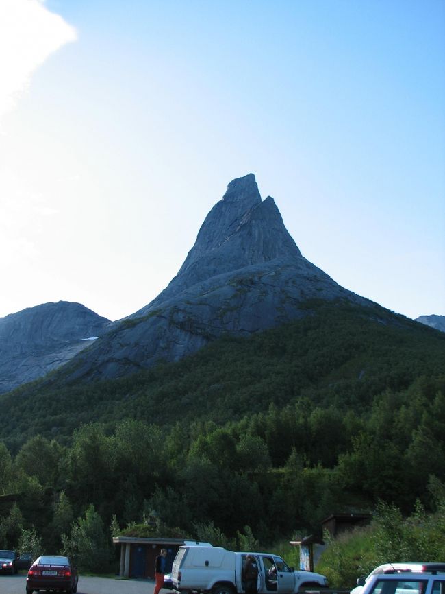 7月20日。抜けるような青空。<br />夢に見た、ノルウェーの青い空です。<br />今日はノルウェーのナショナルマウンテン、Mt.Stetindの中腹までハイキングです。<br />写真は、キャンプ場から車で30分ほどのトレイルヘッドからのMt.Stetind。