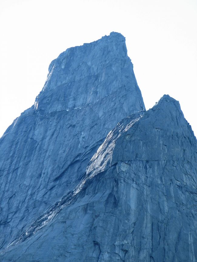 頂上付近の周囲は、360度全て岩壁です。