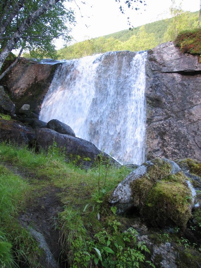 しばらく行くと、小さな滝に出会います。