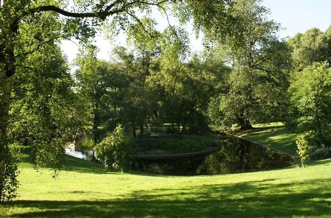 衛兵さんと別れて、すぐ緑豊かな公園に出た。<br />池を囲むように植えられた木々が眩しい。