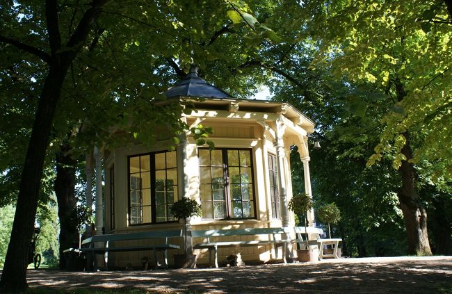 東屋があったので、ここで休憩。