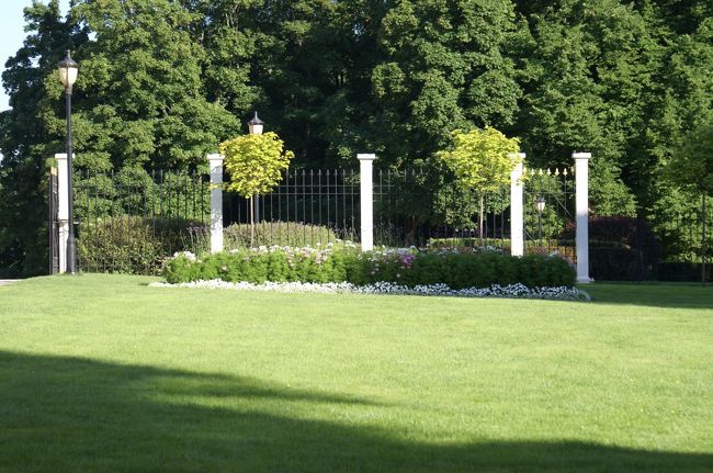 芝生の奥では花壇に花が咲いていた。