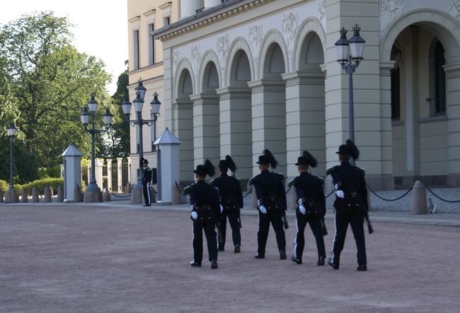 建物を左に曲がると王宮の正面に出た。<br /><br />ちょうど6時の鐘が鳴って、交替の時間のようです。<br />右から左に行進をしていたので、ビデオを回しながら追いかける。