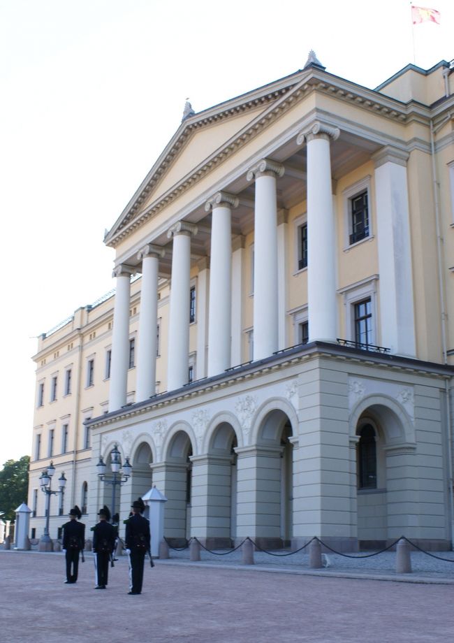 この王宮は歴代の王の住居になっているので中には入れません。