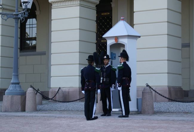 ズームで撮っているので良く分かりませんが・・・<br />何か報告しているみたいですね。