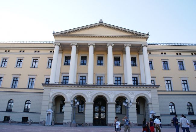 もっと後ろに下がれば全体が撮れたかも知れないけど、日向に行く元気がありません。<br /><br />この辺で諦めて、ホテルに戻ります。