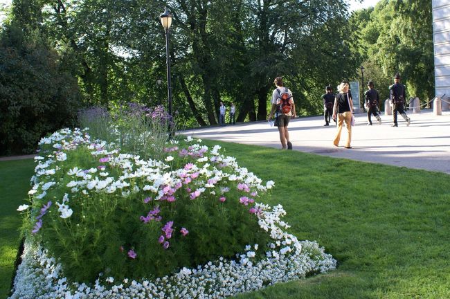 衛兵さんは次の引継ぎ場所へと去って行きました。<br /><br />最初の場所に戻ると、衛兵さんの隣に彼女はもういません。<br />そこで地図を広げて、現在地を教えてもらう。<br />ホテルへの道を聞こうと思ったら、交替の時間を知らせる無線が入ったので、私の方が慌ててしまい、お礼を言って立ち去りました。<br /><br />衛兵は口を利いてくれないと思っていたので、親切がとても嬉しかった。<br /><br />