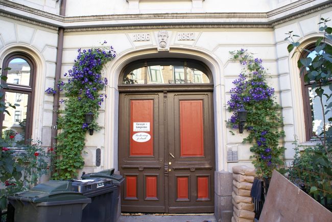 「左の道」と言ってたので左の道に入ったら1本早過ぎたようで、5分経ってもホテルは見えない。<br /><br />迷いながらも、綺麗な建物を写す。