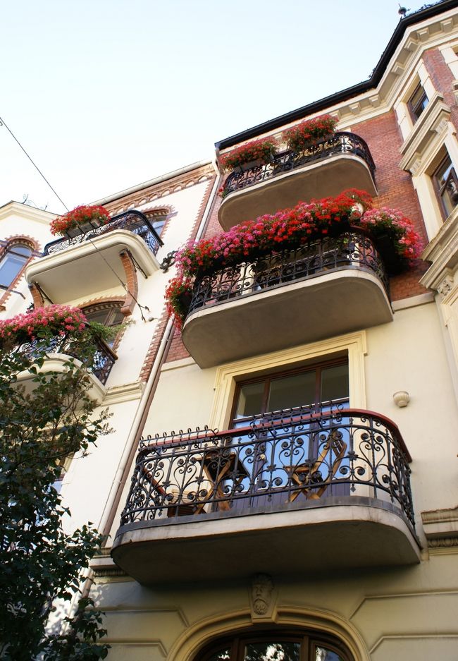 ここもバルコニーから溢れるお花が美しい。<br /><br />歩けども、ホテルは無い。<br />通りを歩く女性に道を尋ねると、途中まで一緒に行ってくれるという。とても親切で嬉しい。<br />「その通りを左に！」と言われて別れたがホテルが見つからない。<br /><br />側にあったキオスクで尋ねると、「この地図が悪い。」と言って別の地図をもらう。<br />外に出て「そこに見えるでしょう！」彼女の指す方向を見ると、Scandicの字があった。喜んで近付くと別のホテルだった。<br />そういえばScandicと言う名前がつくホテルは多い。<br /><br />もう完全に迷子だと思って途方に暮れ、目の前の本屋さんで聞くと、「左に行くとコーナーにある。」という。<br />疲れた足を引きずりながら、トボトボ歩いて行くと、Scandicの大きな字が見えた。<br />良かった〜！！<br /><br />こんなに迷ったことは初めて・・・<br />色んな方の親切が身に沁みて、大好きになったオスロの街でした。