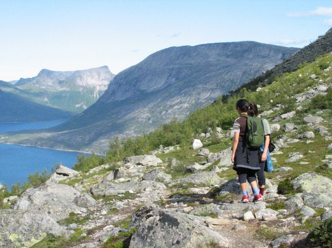 樹林帯を抜けました。<br />振り返ると、フィヨルドの青が美しい。