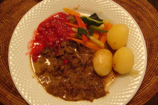 よく歩いたので、食も進みます。<br />喉が渇いてお水もがぶ飲み！<br /><br />北欧はクランベリーソースを添えた料理が多い。