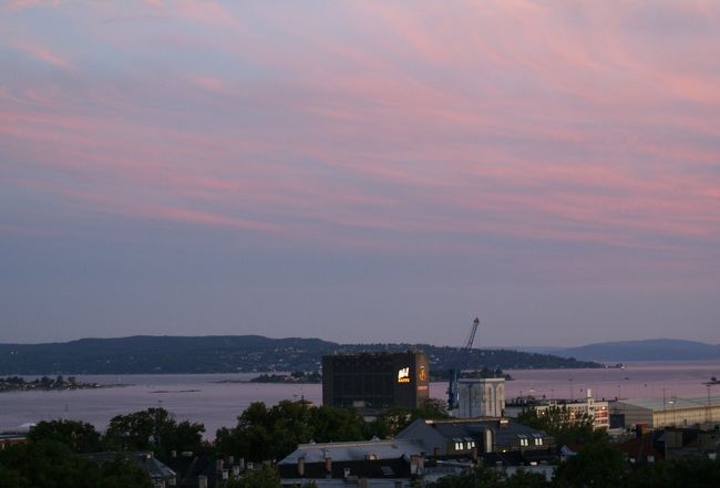 22：02<br />暑かったオスロの街に日が暮れて夕焼けが綺麗でした。<br />明日はガイランゲルへ移動する。<br />ストックホルムやオスロより涼しいと思います。<br /><br />