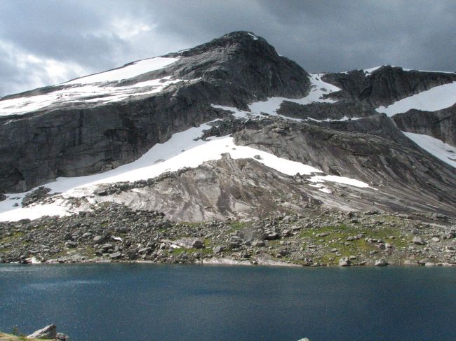 Svartvatnetという湖に着きました。<br />雪もたくさんあります。<br />ここで昼食にしました。<br />ここで、標高728mです。