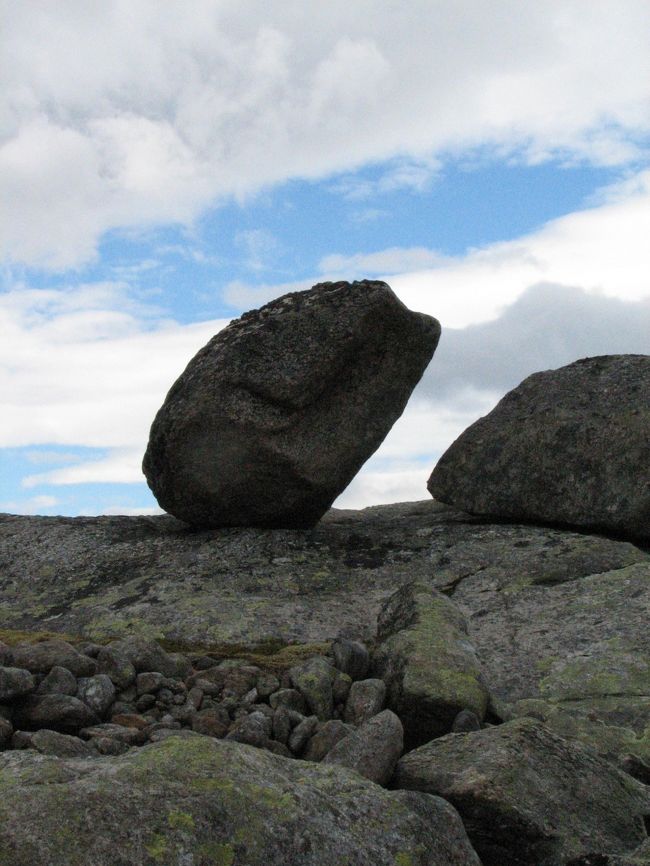 オブジェのような岩がありました。