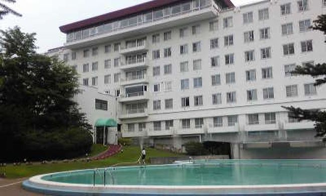 【アートランドホテル蓼科】<br /><br />今回の宿は蓼科湖に隣接してるアートランドホテル蓼科です。<br /><br />住所：長野県茅野市蓼科高原4035 <br />アクセス：諏訪I.C.より車で約30分<br /><br />ホテル施設：ペッドリーム、チャペル、プール、テニスコート、温泉大浴場、露天風呂など