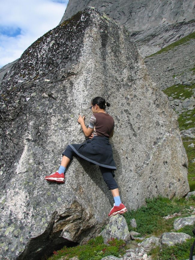 下っていく途中で、ボルダリングをして遊んだり・・・。