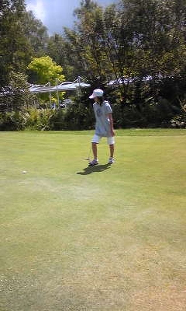 【白樺リゾートファミリーランド】<br /><br />まずはミニカナダエリア（ゴルフ）でパターゴルフをしました♪<br /><br />トンボがたくさんいました。もう秋を感じます。<br />トンボを引き連れながら打ちました( *´艸`)<br />