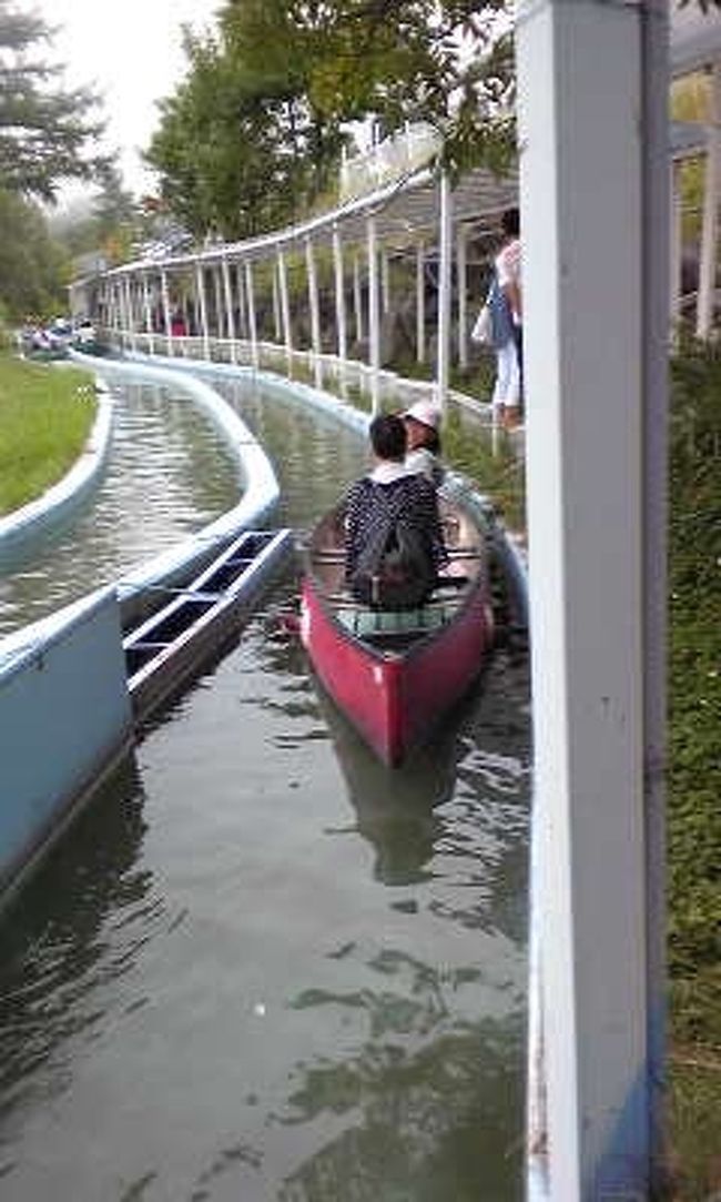 【白樺リゾートファミリーランド】<br /><br />ミニカナダエリアへ再び移動<br /><br />シャトルカヌー（片道）に乗りました。<br /><br />こがずにゆったり進みます。<br />途中で止まっちゃうんじゃないかってくらいゆっくりでした^^;