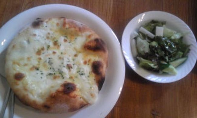 【オステリア白樺】<br /><br />娘はピッツァのランチセット<br />お好みのピッツァ、サラダ、自家製ドルチェ盛り合わせ、飲み物<br /><br />チーズがトロトロです♪<br />