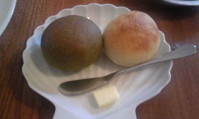 【オステリア白樺】<br /><br />ふんわり温かなパン<br /><br />左はよもぎパン。よもぎの香りが良かったです。