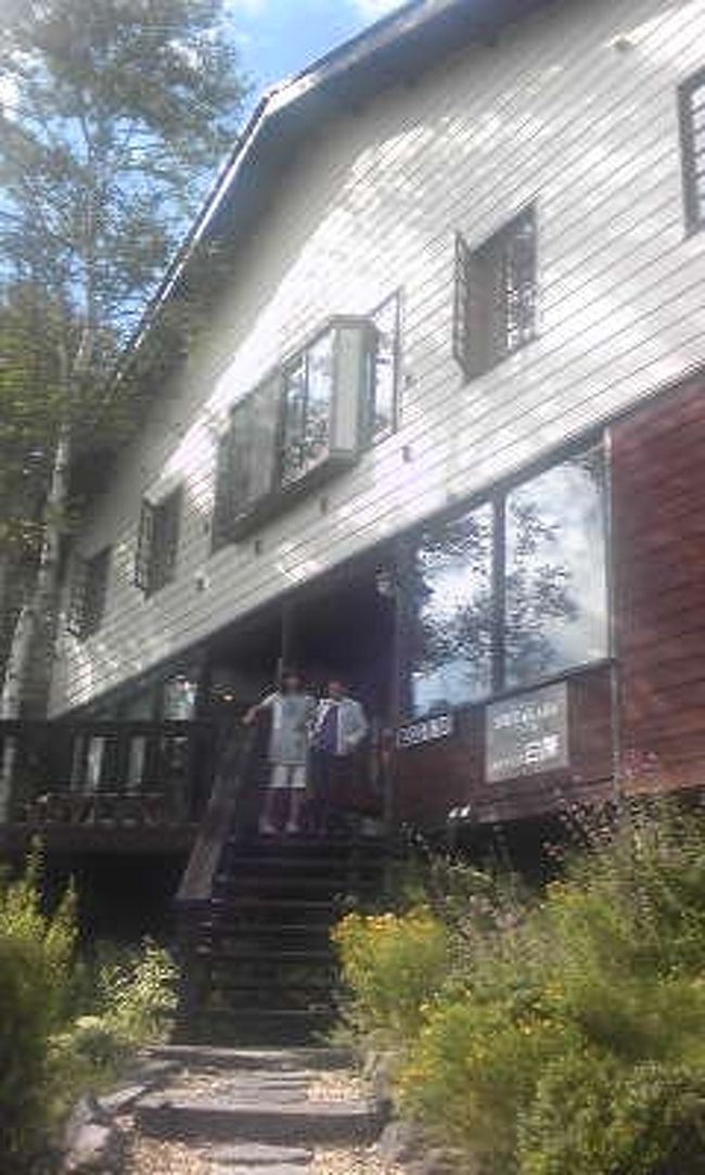 【オステリア白樺】<br /><br />ランチは"小さなイタリア料理店"「オステリア白樺」に行きました。<br />車山高原の少し奥まった静かな林の中にある24席だけの小さなお店です。<br /><br />営業時間：12：00〜14：30、18：00〜21：00<br />定休日：水・第3火曜日（'08.7.17〜9.2までは無休）<br />＊変わる場合もあるので事前に調べて下さいね。<br /><br />アクセス：蓼科から車で約30分、白樺湖・霧ケ峰から車で約10分<br /><br /><br />