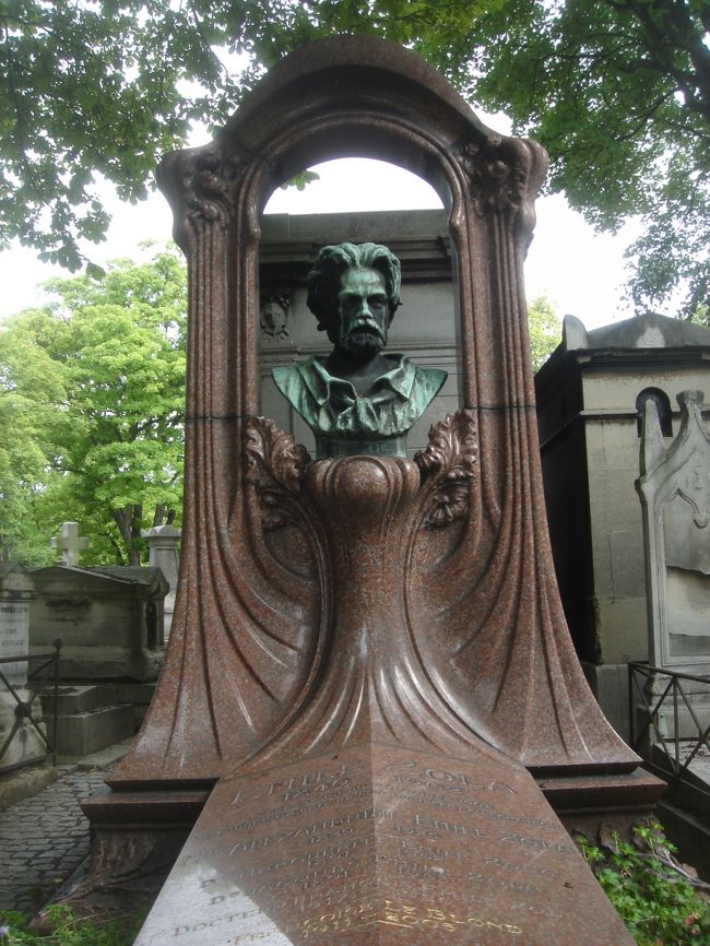 <br /><br /><br /><br /><br /><br /><br /><br /><br />エミール・ゾラの墓