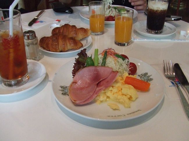 始めてのイノダコーヒでのモーニング★<br />開店〜11:00amまででジュース・サラダ・<br />タマゴ・ハム・パン・コーヒーまたは紅茶が<br />頂けます〜<br />モーニングは三条堺町の本店と清水店のみだとか。<br />せっかくだからと本店に寄って来ました。<br />http://www.inoda-coffee.co.jp/shop/honten.html<br />朝ごはんがおいしいと一日元気でいられます！<br />でも、電車の時間の関係で最後はかっこみに(^-^;