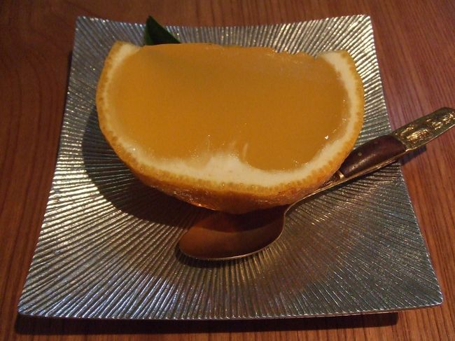 自転車で汗をかいた後は、<br />老松でお茶をしました(*^◇^)_旦~~ <br />http://www.oimatu.co.jp/index.html<br />こちらは夏柑糖☆<br />持ってきて頂く間にも夏柑糖のさわやか〜な<br />香りがして、幸せな気分になれました♪