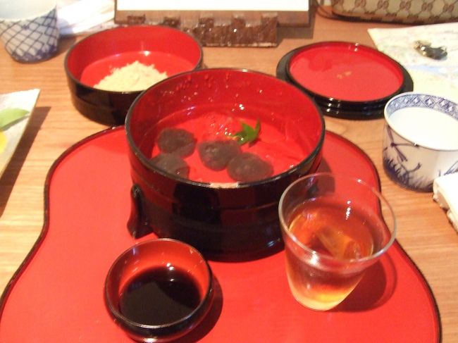 こちらは本わらび餅です！<br />わらび餅好きな私としては外せない一品ですが、<br />なんと５個なのに\1200・・・<br />一粒\240デスカ(*゜ロ゜)ノ！！<br />本わらび粉はワラビの根をさらしたでんぷんで、<br />普通のわらび粉は甘薯やタピオカのでんぷんを<br />混ぜているらしいです。<br />だから高いのね･･･<br />食べてみた感想は･･･ポニョ？<br />すごい弾力でした！味は･･･普通？<br />夏柑糖の方がオススメかもしれませんo(゜^ ゜)