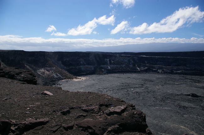 活火山だけあり、過去の噴火口には白煙がでているところも<br />