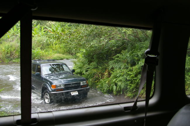 まずは車で渓谷の中を川を越え奥へ。