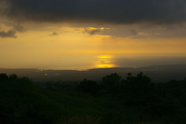 日が沈む前にコナな街に。夕日とコナの街