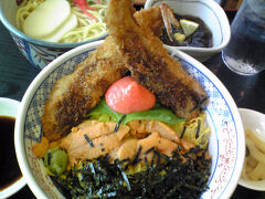 那覇を経つ空港のレストランでふぐフライとウニ丼と沖縄そばセットを食べました。美味しかったけど食べすぎ？