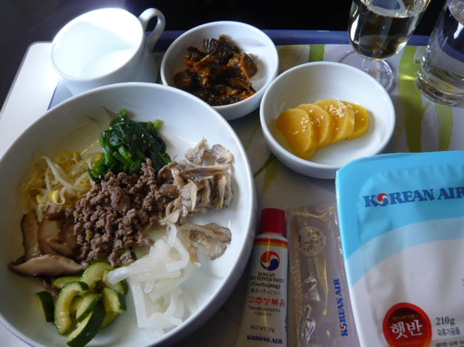 ←◆『韓国までの機内食♪』<br /><br />迷わずビビンバップをチョイス<br /><br />コチヂャンとごま油を混ぜます