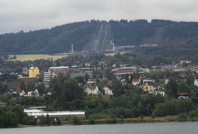 バスはリレハンメルを通過。<br /><br />ジャンプ台が見えました。