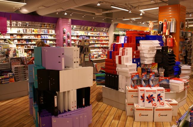 レストランはショッピングセンターの2階にあり、1階は色んなショップが並んでいます。<br /><br />文具もお洒落な物が多く、北欧色でキレイ。