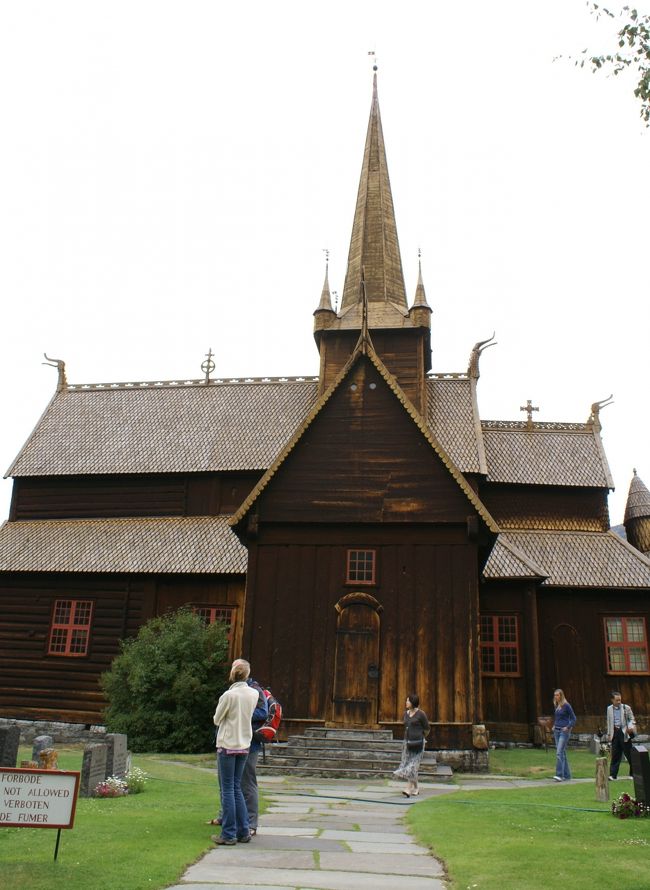 スターブ教会は12世紀に建てられた木造の教会です。<br /><br />中心に太い柱を立て、屋根を支える建築様式をスターブと呼ぶそうです。<br /><br />尖塔も屋根もうろこ状のコケラ板で覆われています。<br />とても古く感じるけど、日本の法隆寺に比べたらまだ建築年数は浅い。<br /><br />