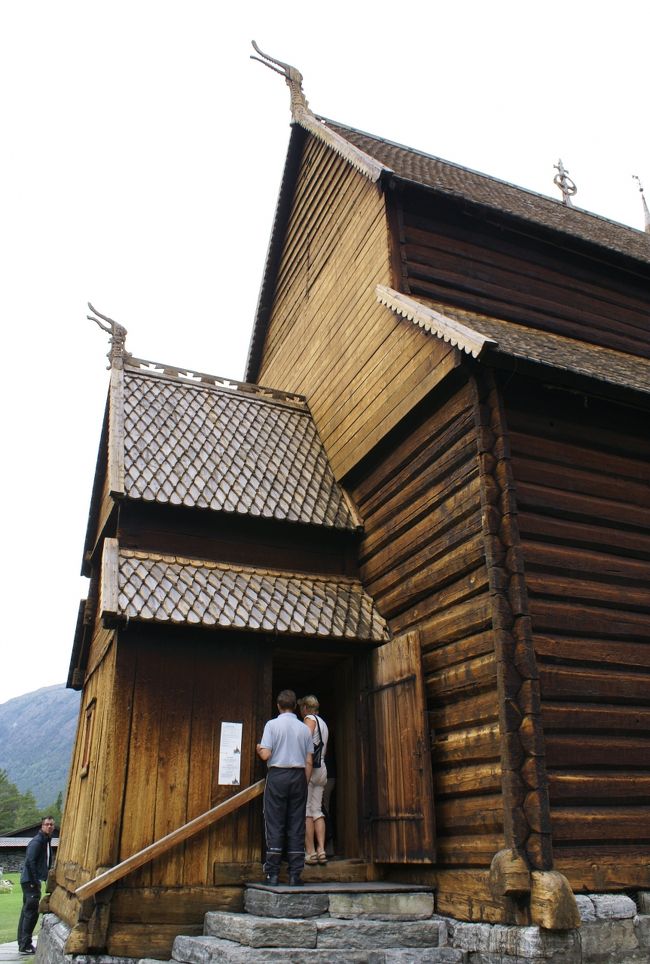 屋根の上には竜の頭が付いています。<br />竜はヴァイキングの守護神です。<br /><br /><br />混んでいたし、時間も無かったし・・・<br />今になって、内部見学をパスしたことを残念に思う。