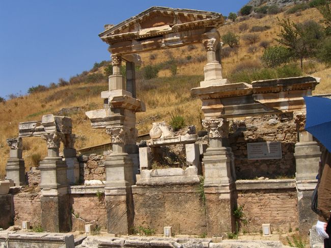 昼下がりの暑い中の見学。やや疲れましたよ。<br />バスに乗ってほっとしたのも、つかの間。今度は「レザー製品」やさんに、放り込まれましたww。<br />先にトイレを借りて、建物の中に入ると、既にレザーコートのファッションショーが始まっている。かっちょいいモデルさんたちがポーズきめきめで、いろんなコートを見せてくれる。「あれなんかいいねぇ」「あの色もいいねえ」。買う気なんかありませーん。言うのは、タダだもーーん♪ww