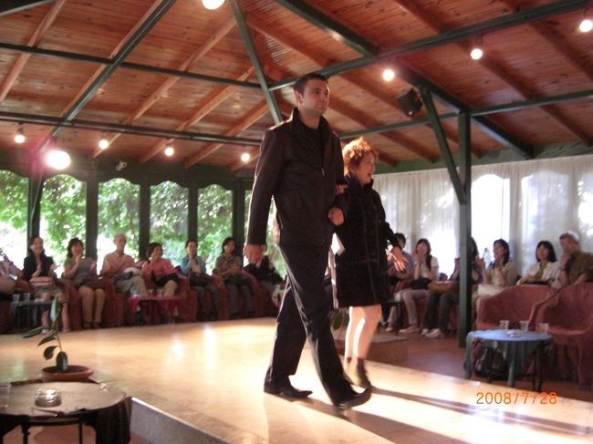 そしたら、突然イケメンモデルさんが、舞台を下りて、私の目の前に立ち「ドウゾ」と、言うではなーーいですかぁー！「Σ(ﾟДﾟ；≡；ﾟд℃(ﾟдﾟ)ｴ?ナニ?)と思いつつ、そのまま楽屋へーーww。そして、着ていた上着を脱がされて((〃▽〃)ｷｬｰ♪)、黒いレザーコートを着せられましたさ。まねっ！楽屋に連れて行かれた時に、薄々はわかってましたよ。こうなるだろうなぁ〜・・とは。<br />もうひとり、おばさまが拉致られて来られ、「いやん、私こんなんできへんわ。帰るぅ」とダダをこねるのを、「まあまあ、いいじゃないっスか。記念ですよ」となだめつつ、「振り」をレクチャーされ、舞台へ。<br />満場のどよめきと、拍手の中、思い切り笑顔で(本当は引きつってたww)、颯爽とわたくし歩きましたよ！くるりとターンも決めましたよ！！<br />トルコで、モデルデビューしました。パリコレのデザイナーのみなさん！使ってください　　ミラノでも可ww<br />ｱｯﾋｬｯﾋｬ!ヽ(ﾟ∀ﾟ)ﾉｱｯﾋｬｯﾋｬ!