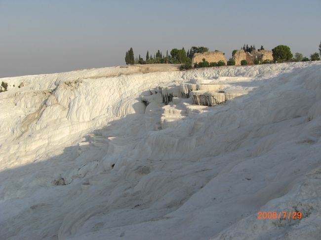 (ﾟДﾟ)ﾉ ｧｨ 朝です。いつものように、仕度をし、スーツケースをドアの外に出し、朝食へ。そして、昨日よりは早くパスに乗ったのに、みなさん、既に座られてましたよ。どんだけ早いんだ？？<br />そしーて、今日はカッパドキアへと向かいまーす！<br /><br />ホテルから15分ほどで、写真で何度も見たことのある「白いモノ」が、山にいくつも見える。バスはくるりと回り込んで、止まった。まだ朝早いので、どこのツアーバスも止まっていない。<br />中に入って、これまた遺跡を見ながら、歩くこと10分。「ここよ、ここよぉ！この景色だぁー！」<br />真っ白な段々畑――！ww　写真そのままの光景。涼しい朝の空気と、期待していた風景にご機嫌♪