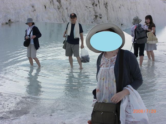 あちこち写真を撮って、それから、「入ってもいい区間」に、裸足になって入って行く。靴はガイドさんが用意してくれたビニール袋に入れ、でこぼこで滑りやすい中を、そろりそろりと進む。下は濡れているので、こけるわけにはいかないww。注意深く歩いて、お湯の溜まっている場所まで。「痛い、いたいた・・・」でこぼこが足の裏にあたる。「足ツボだと思ってー」←思えるかぁー！ww　やっとこさ、足が浸かるお湯たまりに。そこで写真を撮って、戻る。「いてて・・」よちよち・・歩いて、戻って来ると、濡れた足を拭いて靴を履く。「この白い景色はすんばらしいが、歩くと痛い！」これパムッカレの教訓ねww。