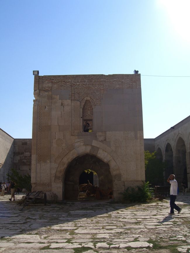 バスはシルクロードを走る。中国のシルクロードは時々TVで見たりするが、シルクロードの西の端はトルコなのだ。だから、トルコ内にシルクロードがあって当たり前だけど、何だかヘンな気持ちww。<br />太陽が夕日になりつつあるところで、「キャラバンサライ」と言う隊商宿跡・・・つまりシルクロードを旅するときの宿場ね・・・の前で降りて自由見学。<br />トイレ休憩も兼ね、お土産も少し覗き、またまたバスの中。<br />やっとこ、カッパドキアのホテル到着―♪<br />まだ明るいけど、もう8時だよ。<br />部屋に入って、すぐに夕食へと、ホテルのレストラン前に集まる。<br />いつものビュッフェディナー。並ぶ料理も大体同じだけれど、これがホテルによってお味が違う。つまーり、「おいしい」とこと「おいしくない」とこが、あるんですな。口に合わないモノはどこで食べても同じだが、今夜のディナーはほぼ「(　ﾟдﾟ)ﾋﾞﾝｺﾞｰ」<br />ロビーのいい場所で「ハマム(トルコ風風呂)」や「エステ」の予約を受け付けていて、ツアーのみんなが結構食いついていたww。そんで、行かれたみたいですわよww。私は部屋で、死んだように寝ましたが・・ww。