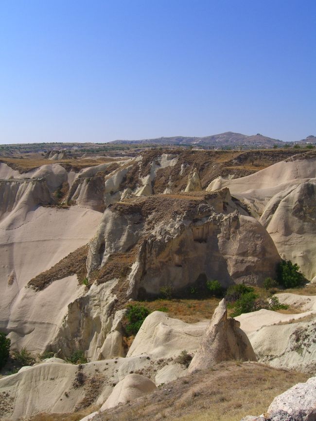 岩にたくさん穴を開けて、昔は人が住んでいたが、今は無人で、住むのは鳩ばかりなり〜♪<br />きのこ岩って、ひとつじゃないのねぇ・・・。あっちこっちにあるよ。