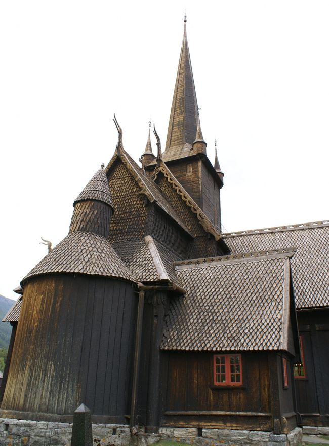 横から見たスターブ教会<br /><br />石を積み重ねて造られた基礎は所々に換気口がありました。