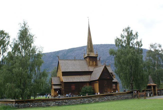 ロム・スターブ教会は山間にひっそりと佇んでいます。