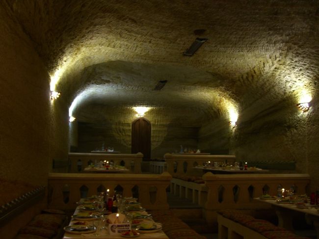 昼食は「洞窟レストラン」。岩山の側面を掘って、レストランにしているところ。長い廊下を歩いて行くと、真ん中に大きなホールがあり、そこから八方に穴が広がり、長いテーブルが置いてあるという造り。<br />食後はいつものように、トイレね。ツアーで苦労するのは、トイレなのよぅ。どうしても「女」はトイレが長い。おまけにツアーには、女性のが多い。だもんで、いつも長い行列になるのねぇ〜。<br />並んでいると、レストランの方が「向コウニモトイレアリマス」とか何とか言って、「こっち来い」と。私を含め、5人がその人の後に付いて行くと、レストランの外に出るではありませーんか！「ハイ、コッチ、コッチ」と、おじさんを先頭にみんなでわっせ・わっせと走る。誰かが「ポリス・アカデミーみたーい」とおっしゃる。みんなで笑ったww。へっへ・・・と走ると、実はこのレストランには、同じような入り口がもうひとつあって、中までは見てないけど、多分同じ造りの部屋があるんだと思う。そっちのトイレを使わせてくれたのねぇ。おじさん、ありがとう。でも、食後のランニングは、ちとしんどかったよww。<br />その後もカッパドキアのきのこ岩を見学しながら、「陶器や」さんに放り込まれつつ、そこでまたまた買いつつ、首都アンカラに着く。