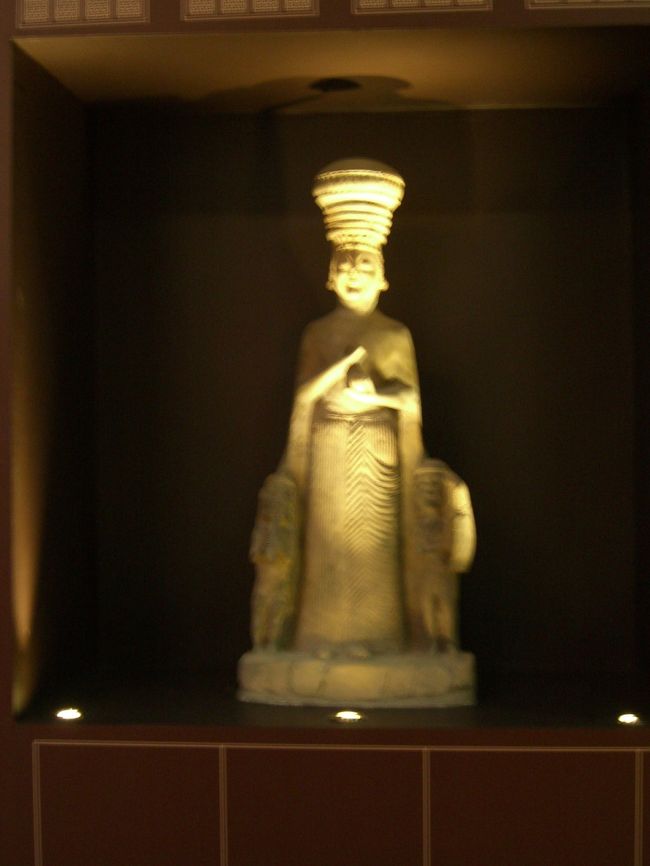 アンカラで宿泊したホテルは、中心地から30分ほど離れた場所で、翌朝「アナトリア文明博物館に行きまーす」と言われてからわかったww。<br />博物館到着。ガイドさんの説明を聞きながら、いろいろな展示物を見る・・・んだけど、ちっこい博物館だねぇ。もっと大きいのかと思ってたら、すぐに終わったよ。ただ見学者は多かったです。早めに切り上げ、時間までソファに座って待っているガイドさんと添乗員さんの傍に座る。<br />添乗員さんから「仲いいですねぇ。新婚さんかと思いましたよ」と言われたので、「この歳で新婚だと、再婚ですかぁ？」と聞くと、「いやぁ〜・・、まーー、色々あるしぃ・・ww」ﾍ(ﾟ∀ﾟﾍ)ｱﾋｬ <br />夫と手を繋ぐのは、私がみやげ物やへ突進して行かないように・・・との、防御策なのに・・ww。<br />ｱｯﾋｬｯﾋｬ!ヽ(ﾟ∀ﾟ)ﾉ