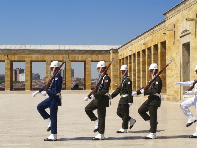 次に向かうは、現トルコの生みの父？ww「アタチュルク廟」。<br />トルコの紙幣には、必ずこの方の顔が印刷してあります。それくらいアタチュルク氏は、偉大な方なんですねー。<br />霊廟には、衛兵もいて、ちょっと物々しい雰囲気。<br />丁度そこへ、交代の衛兵がやって来た。「陸・海・空」の兵隊6人と教官らしき人が、一列に並んで靴音も高く行進して来る。立って番をしていた衛兵の前に来ると、トルコ語で何やら叫んで、交代。ちゃんと銃も持ってんだよぉ。弾は入ってんのかなあ？